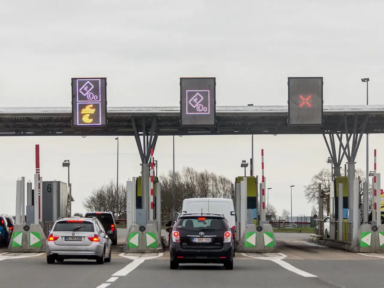 Korki na bramkach na autostradzie. Znaki pokazują symbole euro i przekreślone na czerwono pole.