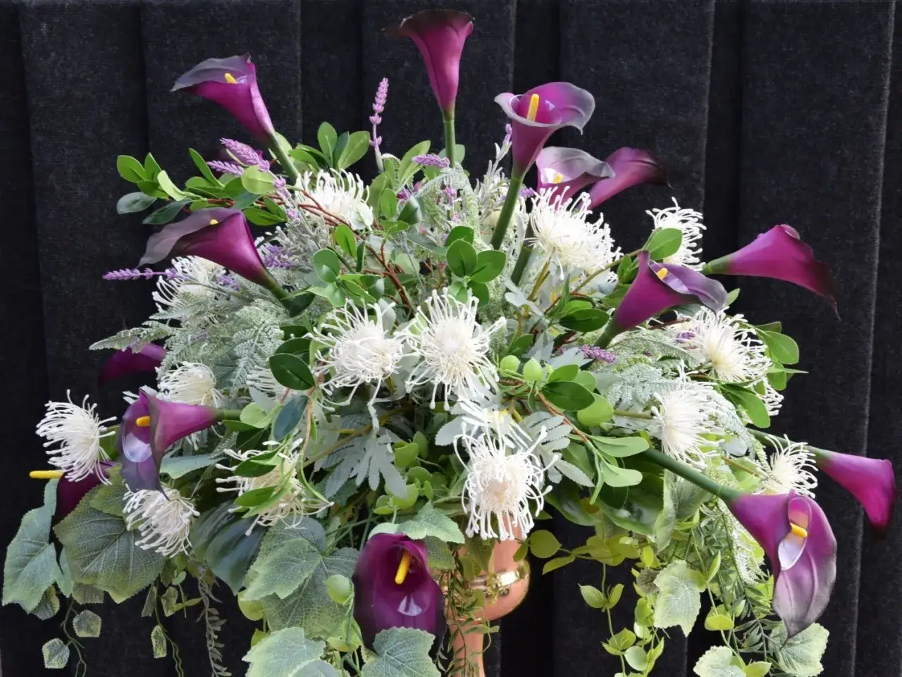 Piękne dekoracje grobu na Wszystkich Świętych: Trwałość i ekologia