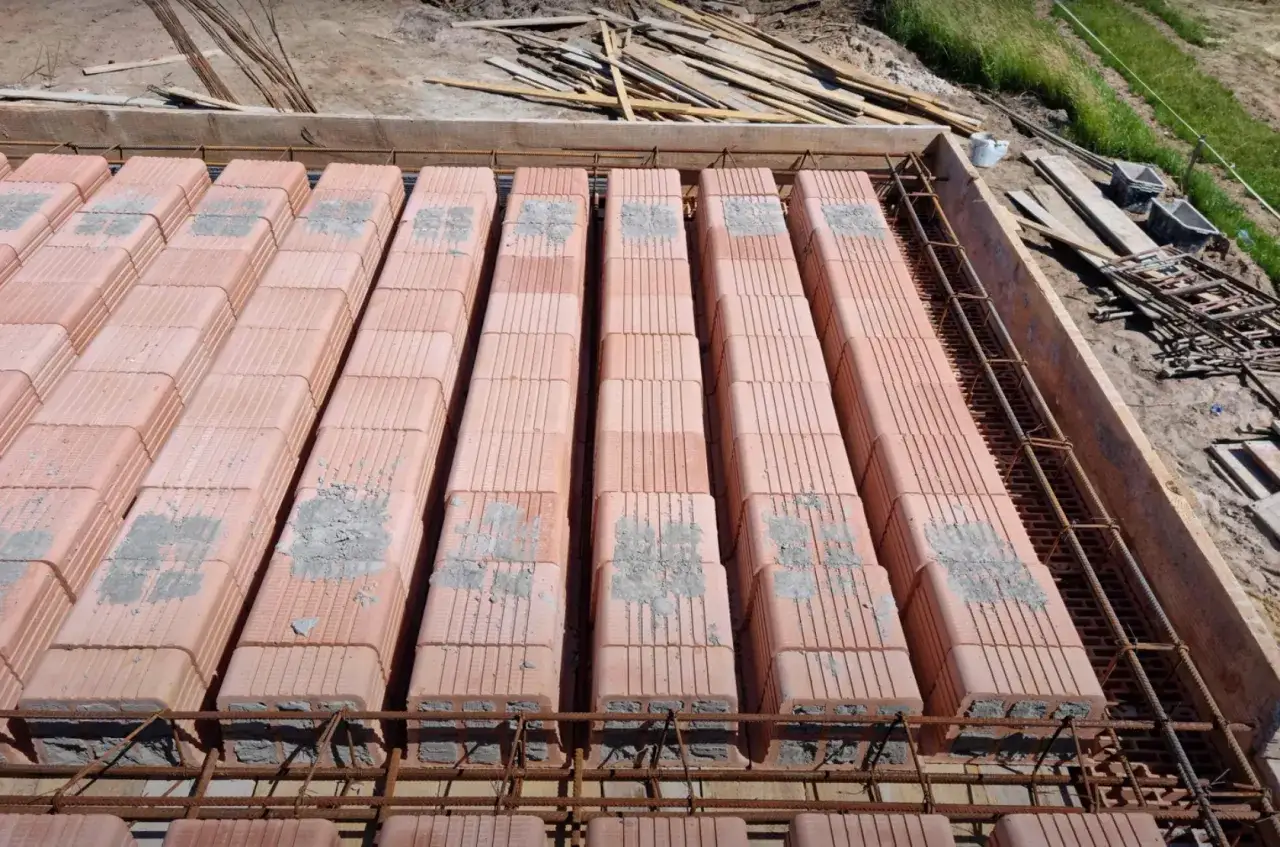 Strop Ackermana z widocznym zbrojeniem i pustakami ceramicznymi, przygotowany do zalania betonem.