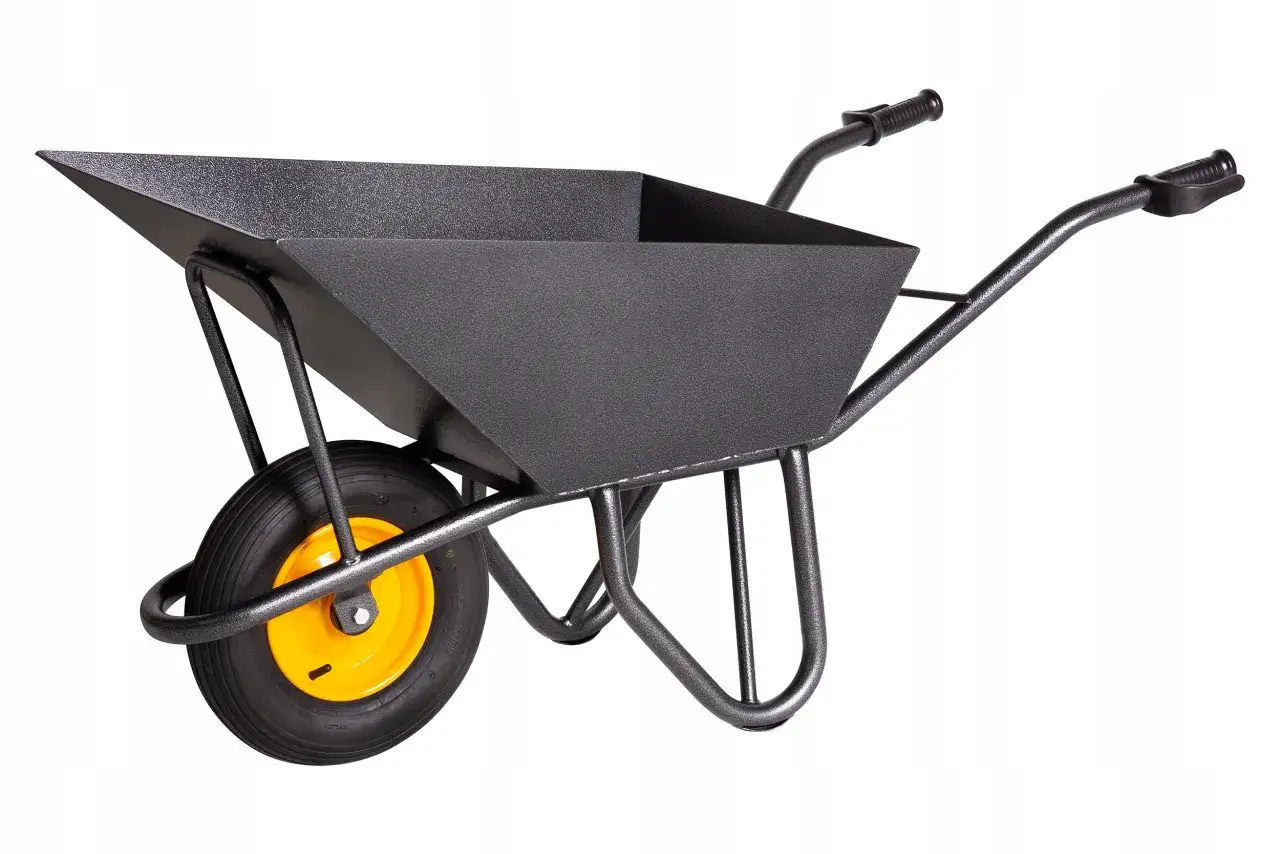 Szara taczka budowlana z żółtym kołem na białym tle.