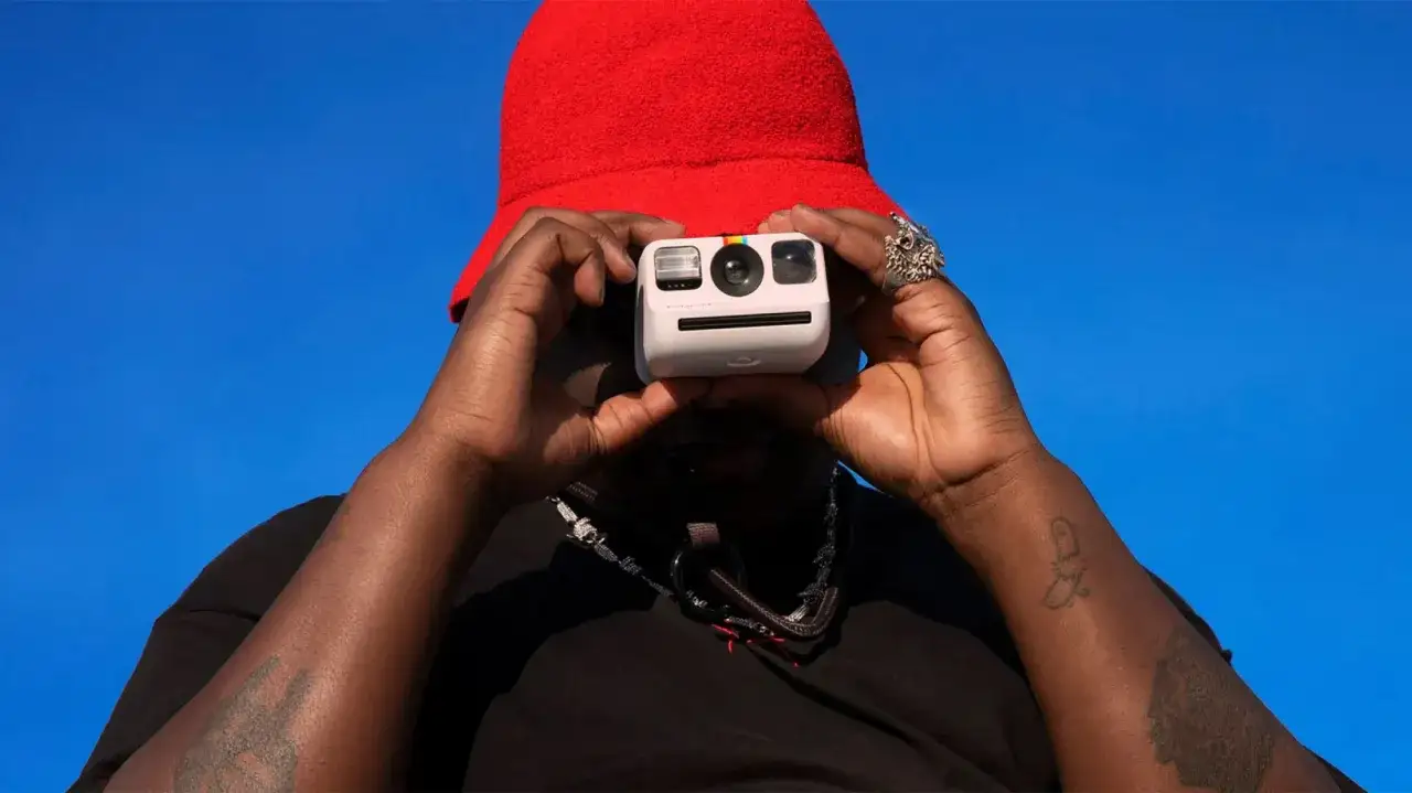 Co to polaroidy? Poznaj fascynujący świat aparatów natychmiastowych