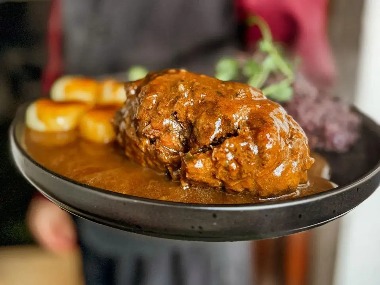 Gdzie zjeść rolada śląska w Katowicach? Odkryj najlepsze miejsca