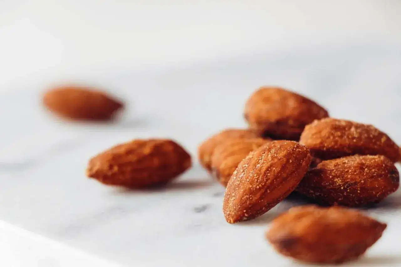 Jak prażyć migdały na patelni? Szybki przewodnik po chrupkości