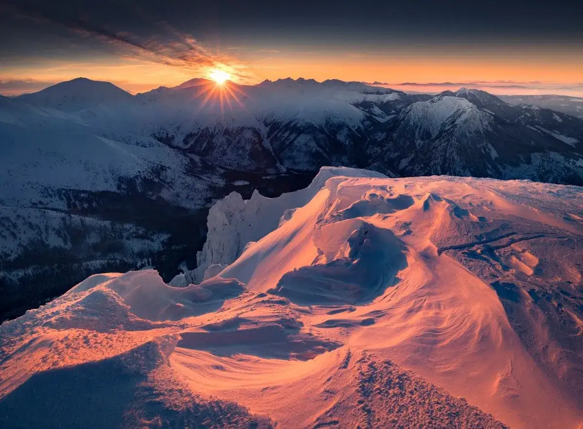 Czerwone Wierchy: Jak bezpiecznie zdobyć kultową grań Tatr?