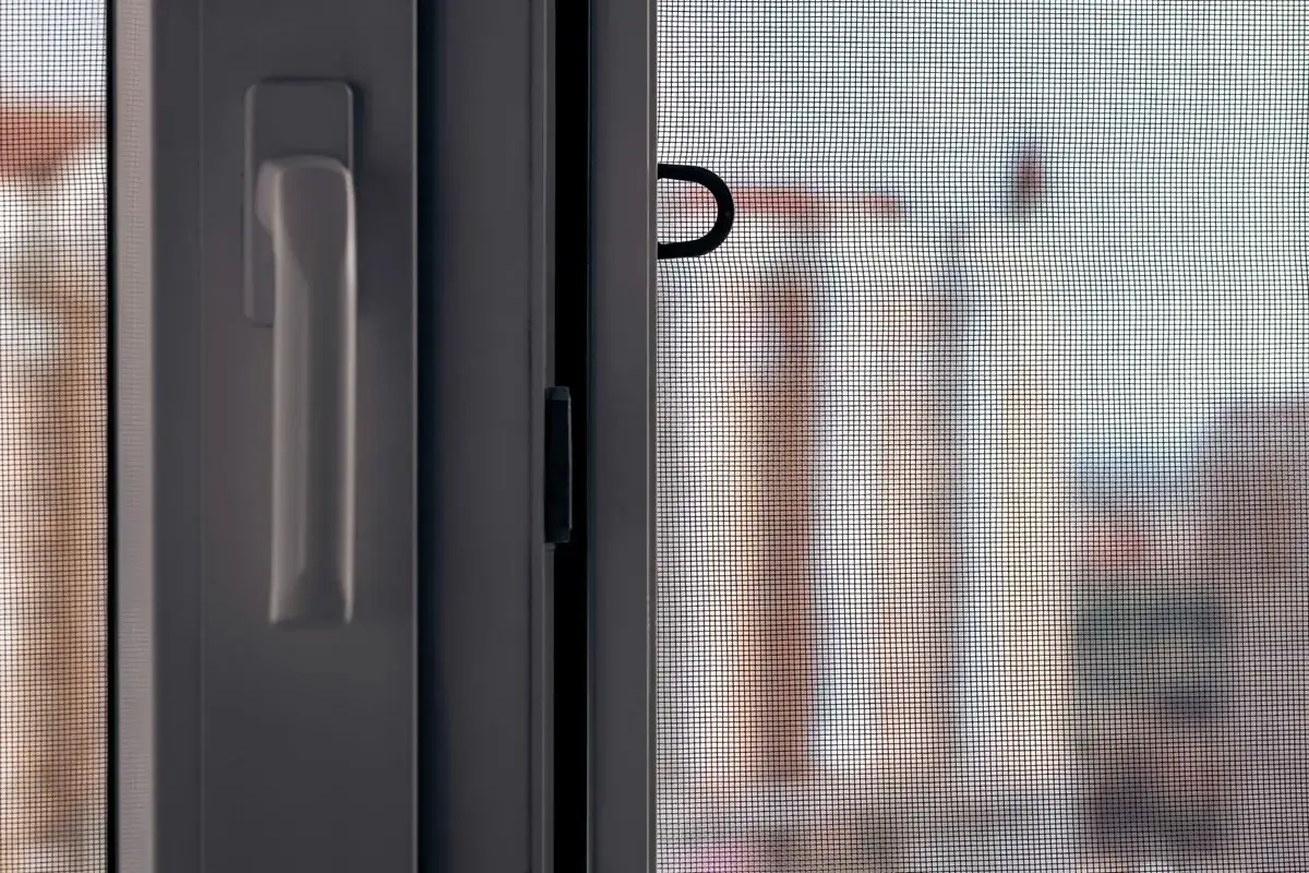 Jaka moskitiera na okno? Wybierz najlepszą ochronę przed owadami