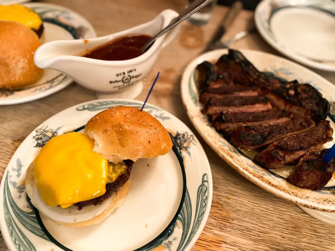 Gdzie dobrze zjeść w Ełku? Oto polecane restauracje w centrum miasta!