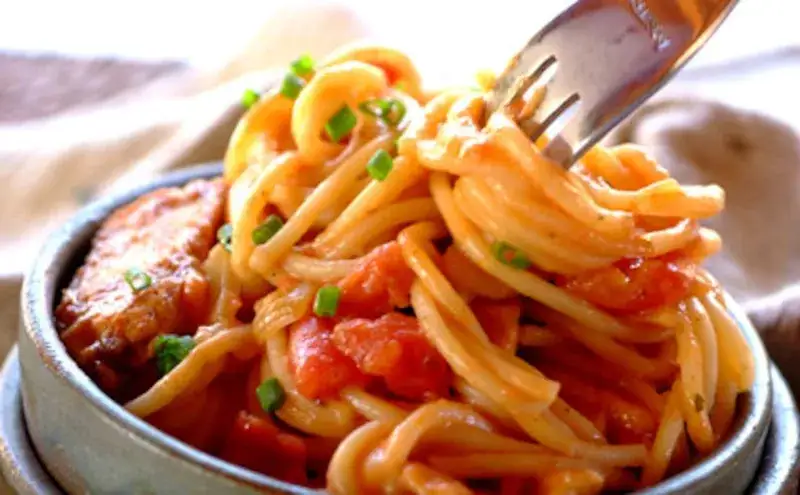 Prosty przepis na spaghetti z kurczakiem w sosie pomidorowym, który zachwyca