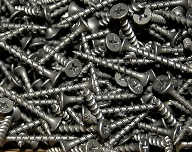 Jakie wkręty do mocowania wieszaków grzybkowych wybrać, aby uniknąć problemów?