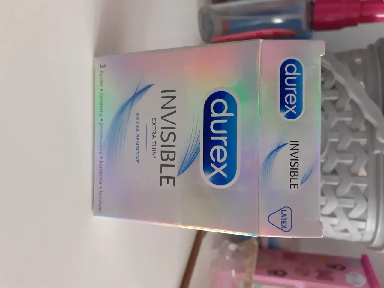 Opakowanie prezerwatyw Durex Invisible z napisem "EXTRA THIN" i "EXTRA SENSITIVE".