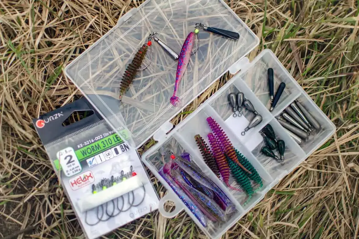 Przygotowanie do łowienia: przynęty, haczyki i ciężarki w pudełku. Zastanawiasz się, jak założyć dżdżownice na haczyk? Oto wszystko, czego potrzebujesz.