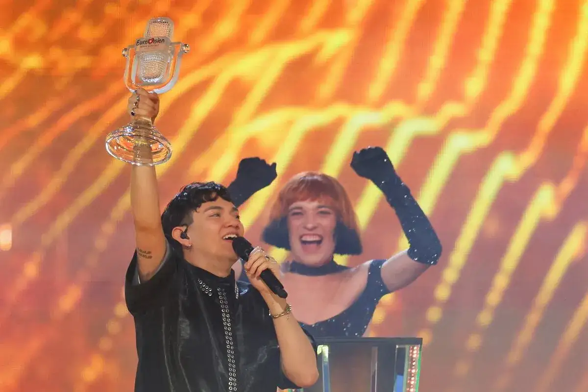 Loreen, która wygrała Eurowizję, świętuje triumf z trofeum.