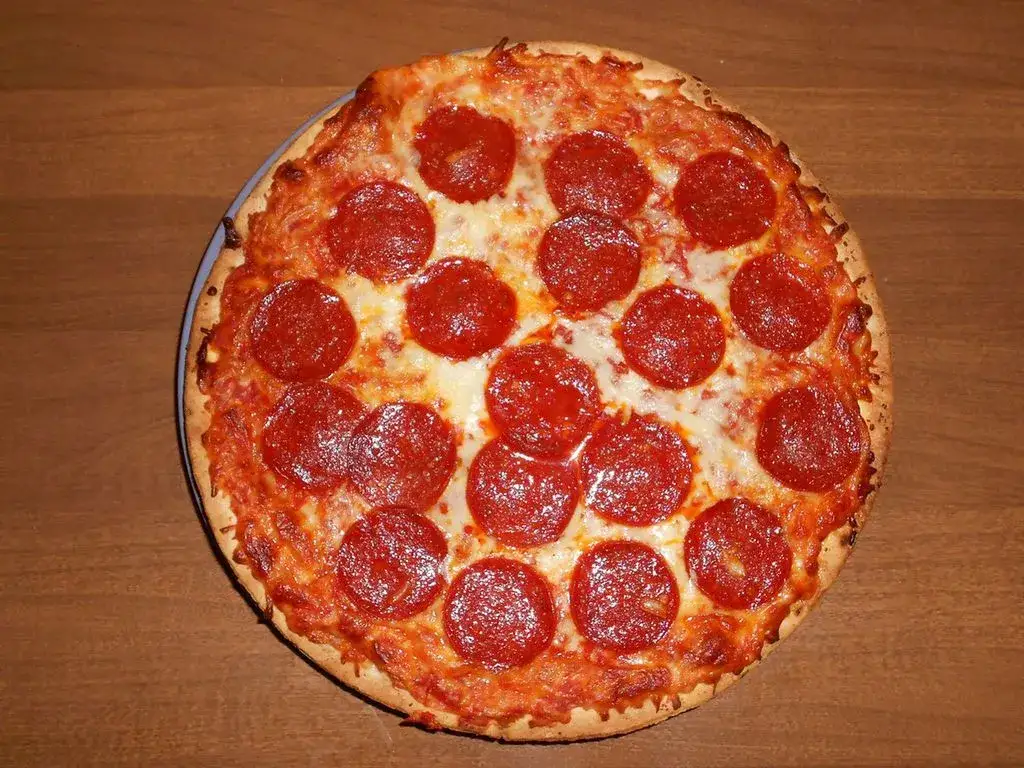 Ile kalorii ma pizza pepperoni? Zaskakujące różnice w kaloryczności!