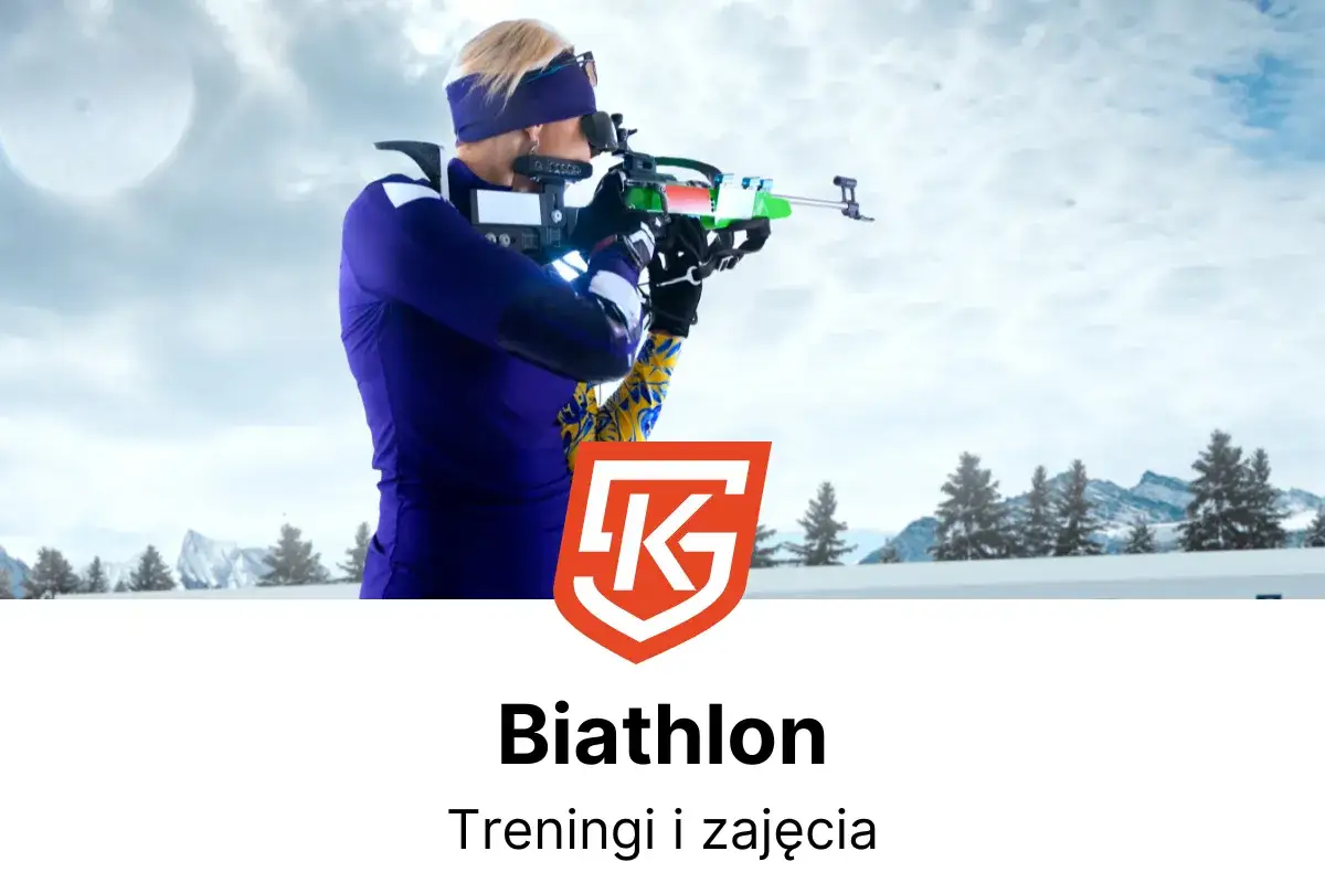 Kobieta w stroju do dwuboju zimowego celuje z karabinu na tle zimowego krajobrazu.