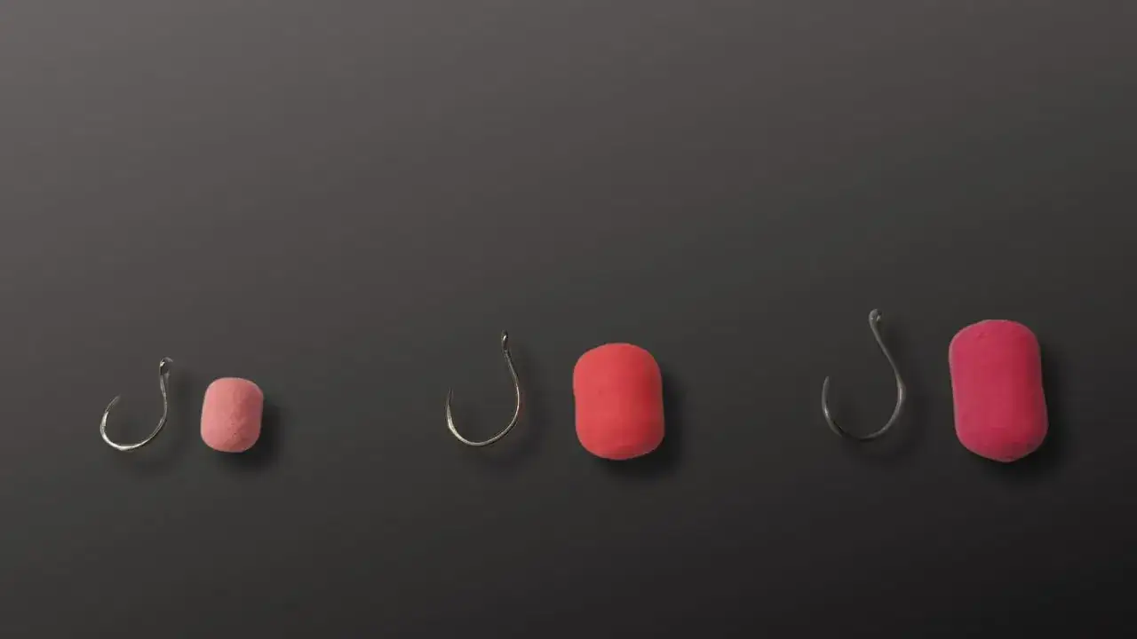 Trzy zestawy haczyków i przynęt, pokazujące jaki haczyk na węgorza będzie najlepszy.