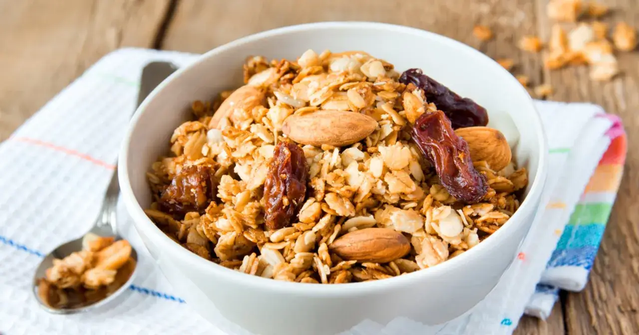 Miseczka musli z migdałami i daktylami. Czy musli jest dietetyczne? Zależy od składu, ale to wygląda apetycznie!