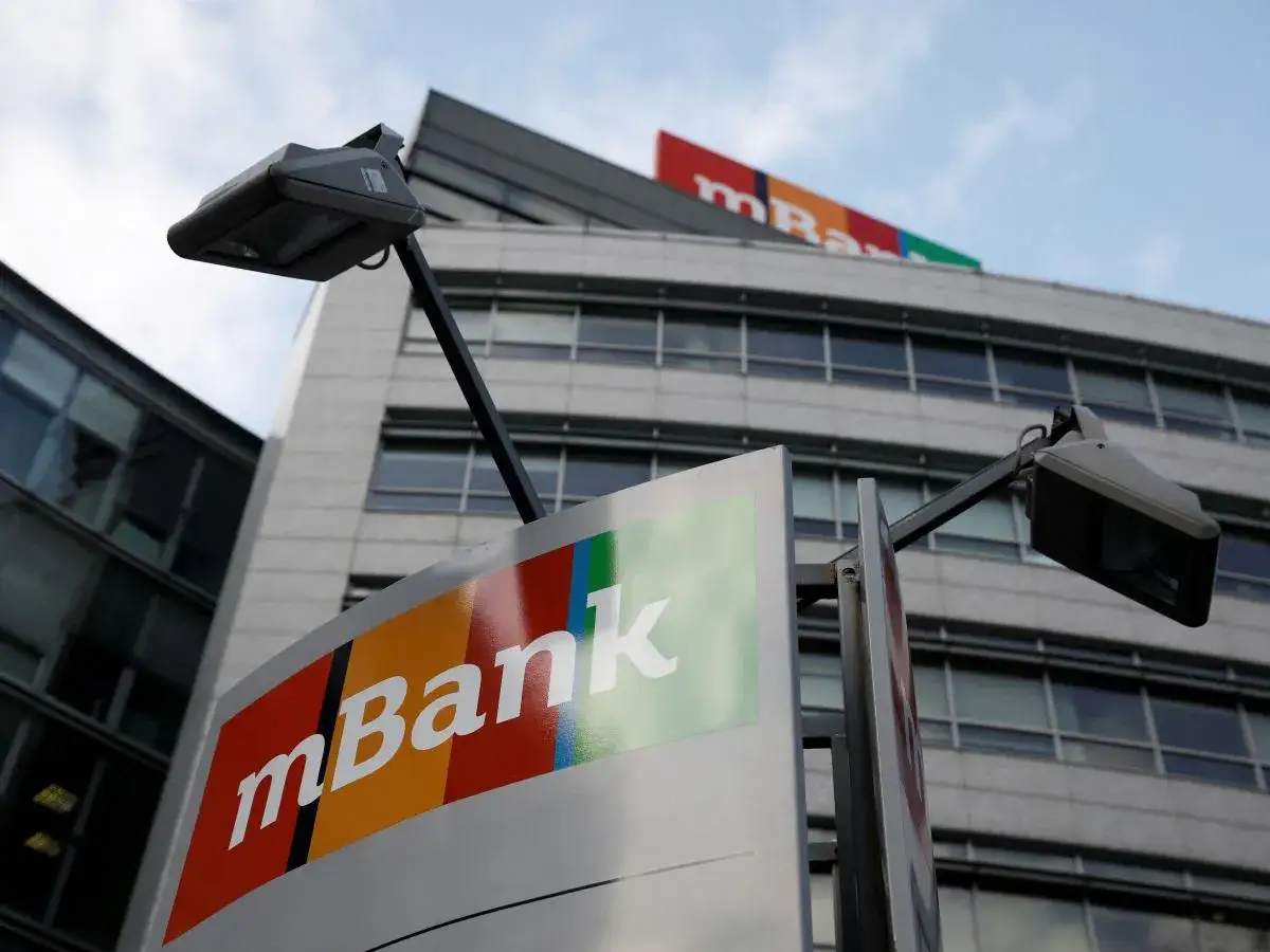 Logo mBank na tle nowoczesnego budynku biurowego.