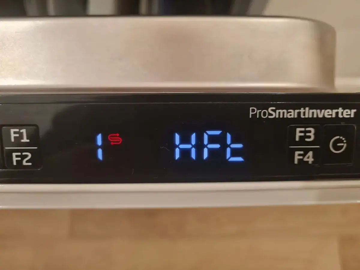 Panel zmywarki Beko: przyciski F1, F2, F3, F4, symbol "1s" i napis "HFE".