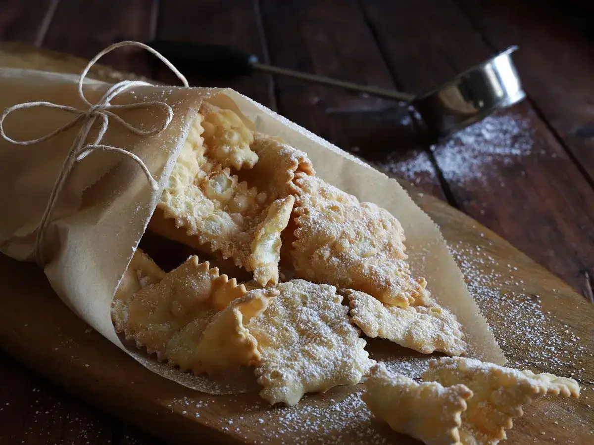 Chrupiące faworki posypane cukrem pudrem, idealne na tłusty czwartek. Zastanawiasz się, faworki ile kalorii?