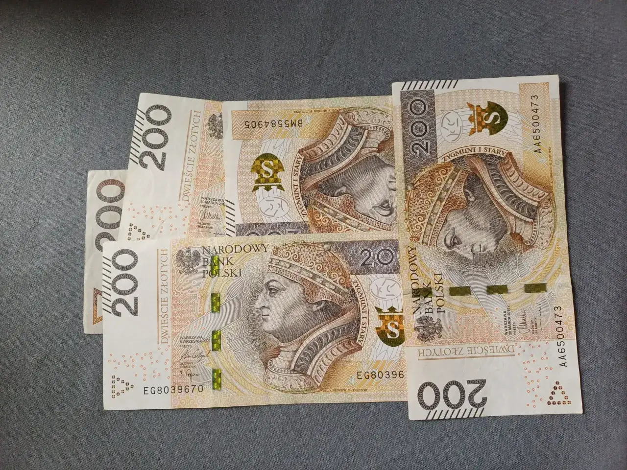 Polskie banknoty 200 zł. Kto nie płaci składkę zdrowotną w Polsce, może mieć takie pieniądze, ale nie na leczenie.