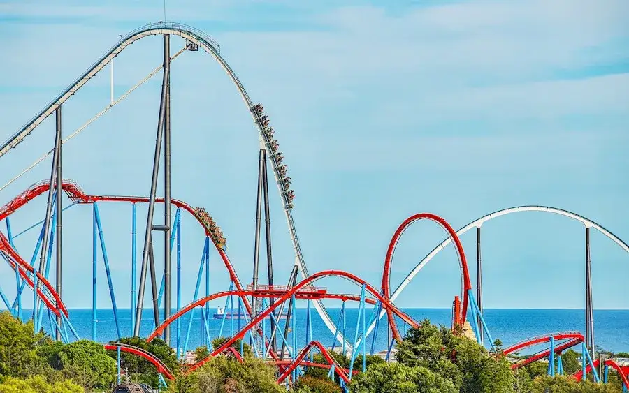 Atracciones en PortAventura: emociones y diversión para todos los gustos