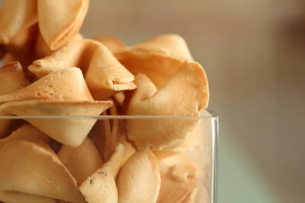 Ciastka z wróżbą: Prosty przepis krok po kroku na udaną zabawę!