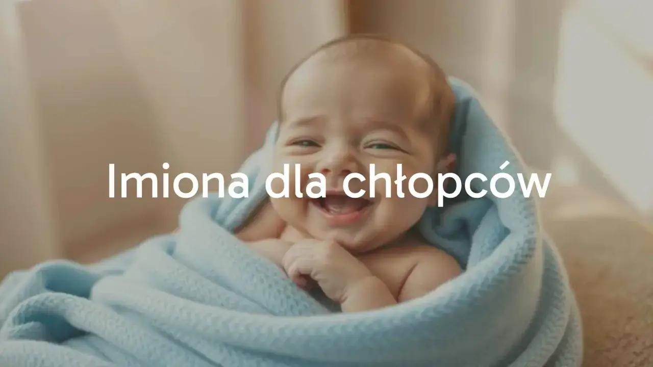 Uśmiechnięty noworodek otulony kocykiem. Tekst "Imiona dla chłopców" sugeruje poszukiwanie ciekawych imion męskich dla maluszka.