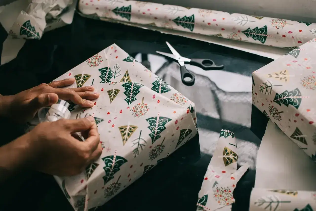 Jak pięknie zapakować prezent w papier? Sekrety profesjonalisty!