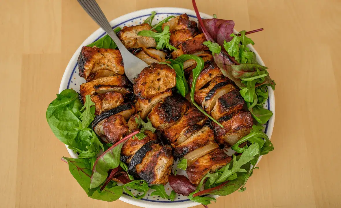 Jak zrobić soczyste szaszłyki z piekarnika, które zachwycą gości