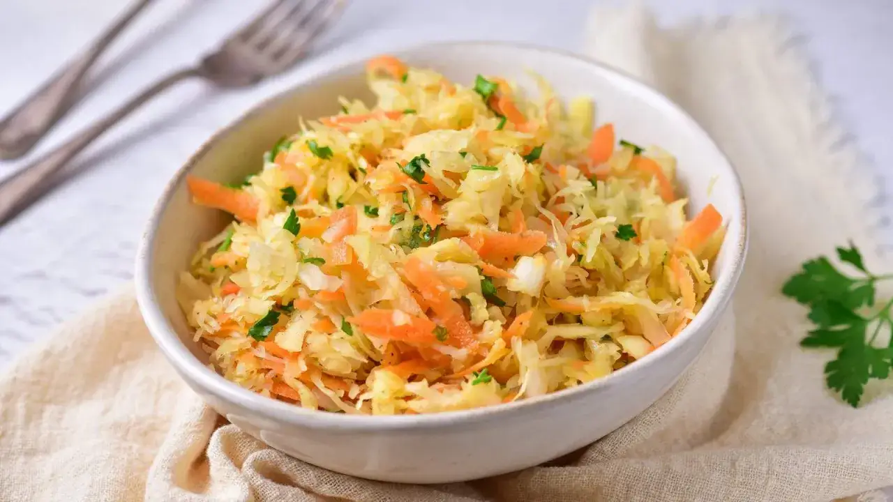 Sałatki do ryby: 15+ przepisów na każdy rodzaj i sposób przyrządzenia