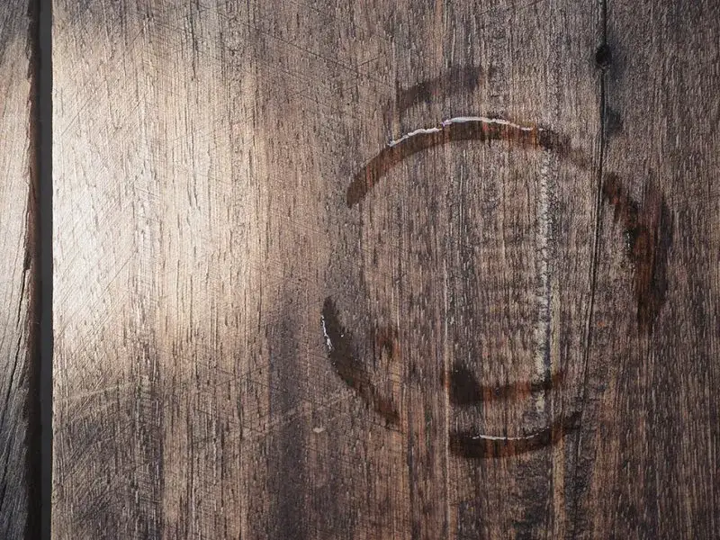 Jak usunąć ślady po gorącym kubku na stole bez uszkodzeń?