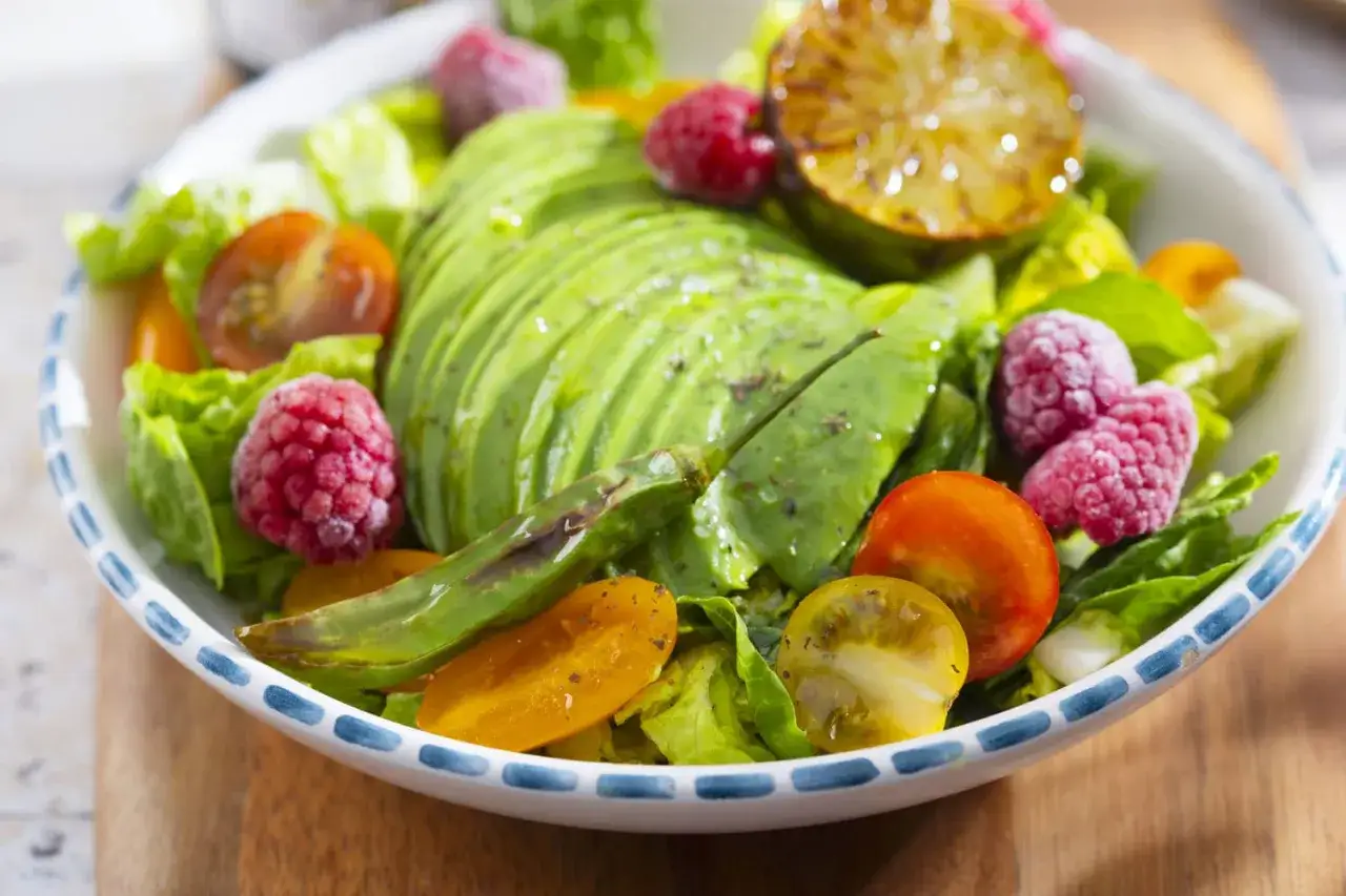 Kolorowa sałatka z awokado, malinami i pomidorkami. Idealna dieta w ciąży, zdrowe przepisy na 9 miesięcy.