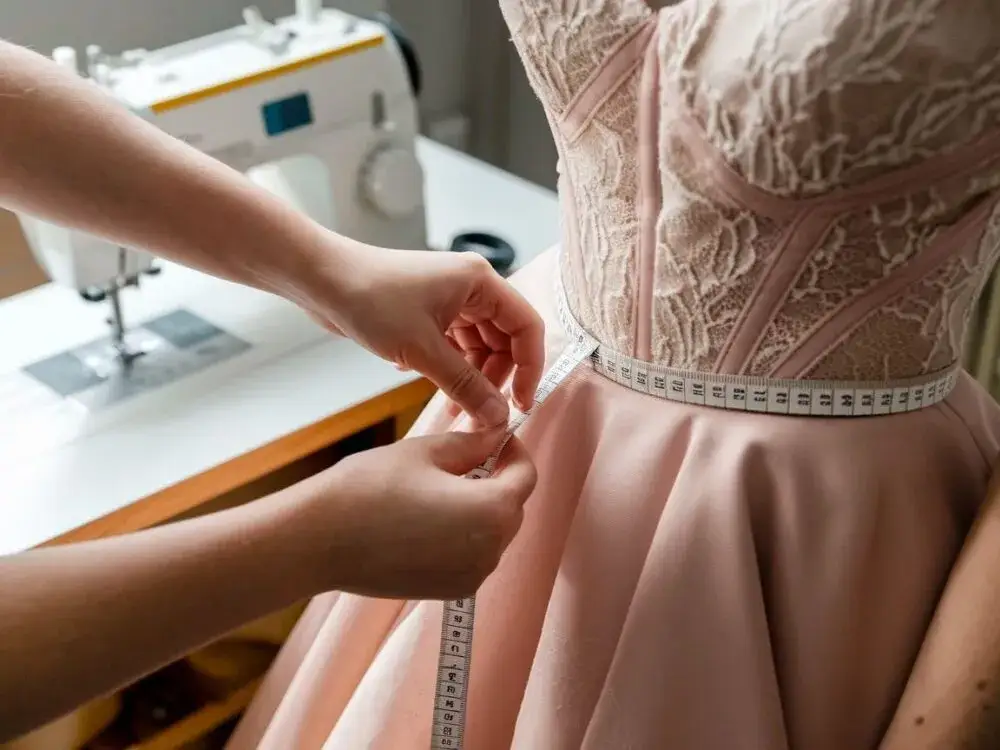 Ile kosztuje skrócenie sukni ślubnej? Zobacz, co wpływa na cenę