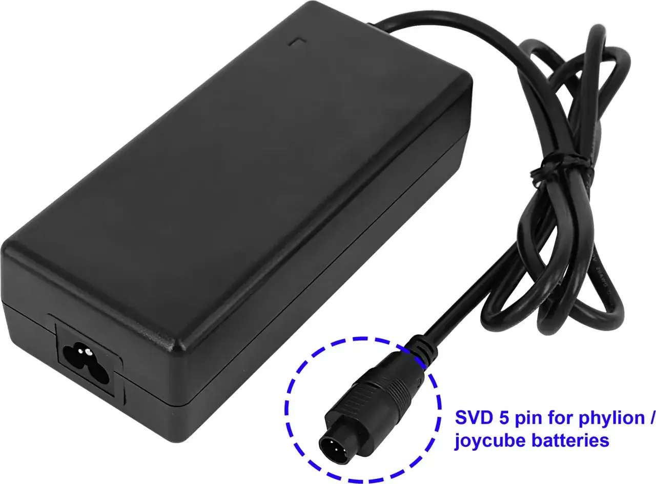 Czarna ładowarka do roweru elektrycznego z kablem i wtyczką 5-pinową SVD do akumulatorów Phylion/Joycube.
