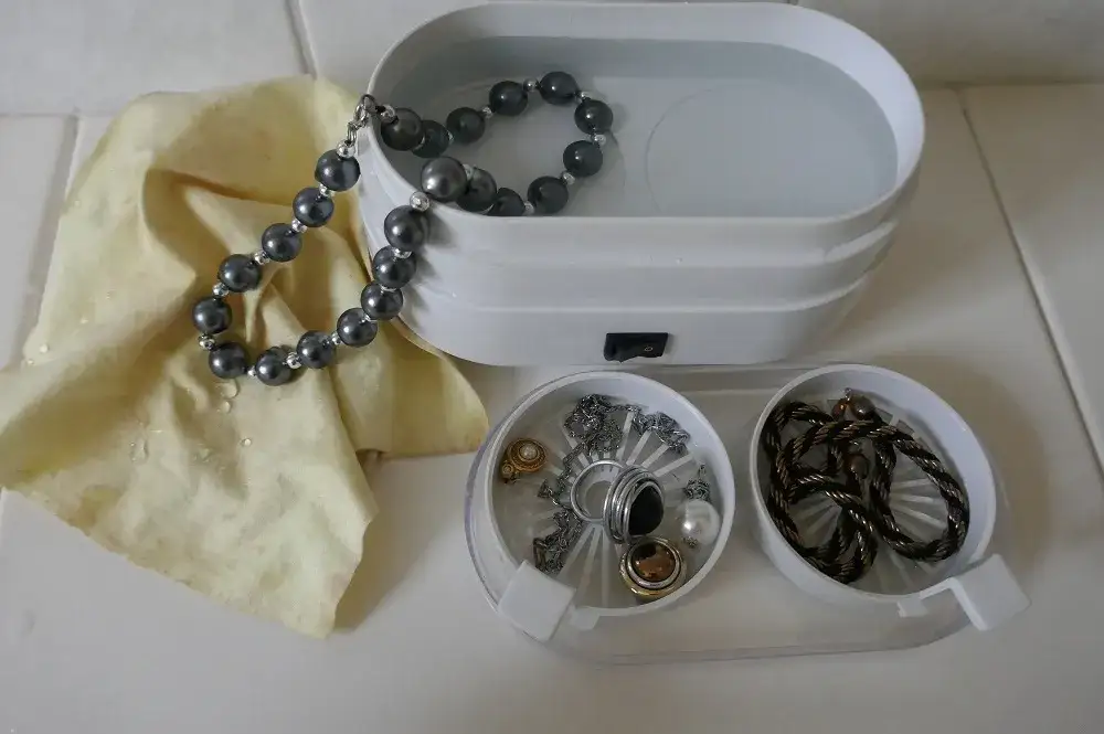 Jak czyścić biżuterię: skuteczne metody, które uratują Twoje ozdoby