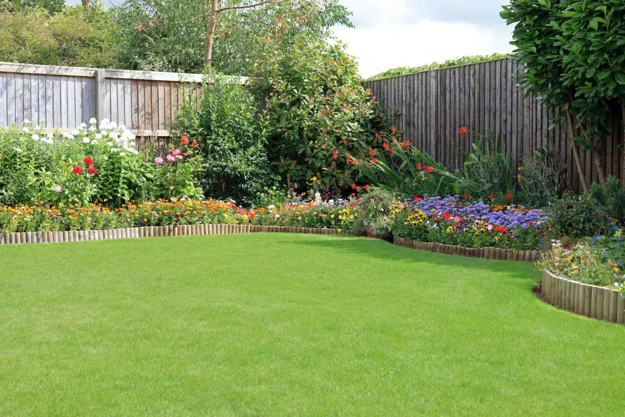 Co posadzić przy betonowym płocie, by stworzyć piękny ogród?