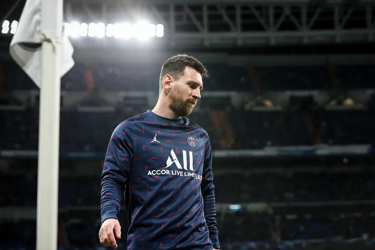 Lionel Messi w dresie PSG, zastanawia się, ile Messi zarabia na sekundę.