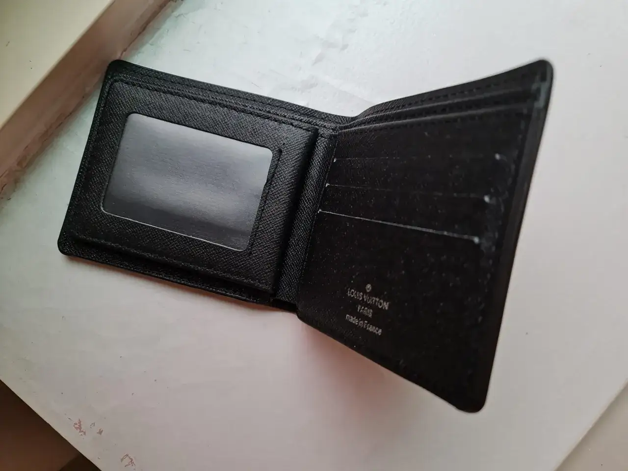 Jak rozpoznać oryginalny portfel Louis Vuitton i uniknąć podróbek