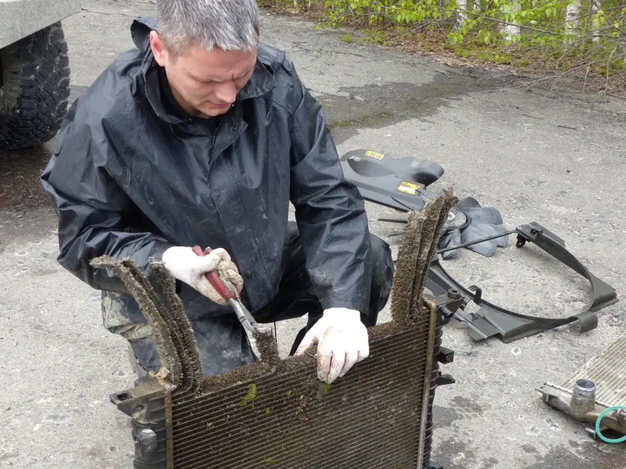 Czym skleić plastikowe elementy chłodnicy, aby uniknąć kosztownych napraw?
