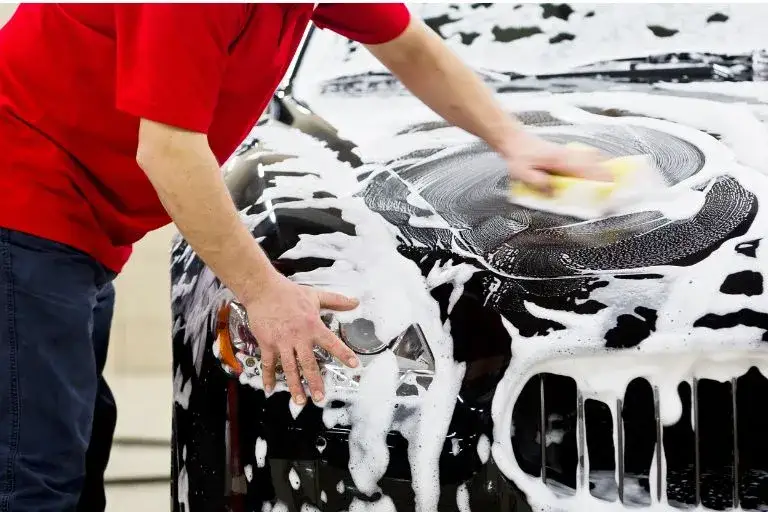 Ile kosztuje myjnia ręczna? Ceny mycia i dodatkowe usługi, które warto znać