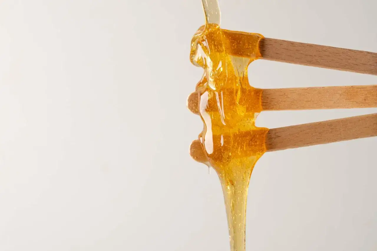 Depilacja cukrowa: Jak długo trwa efekt gładkiej skóry? Wydłuż go!