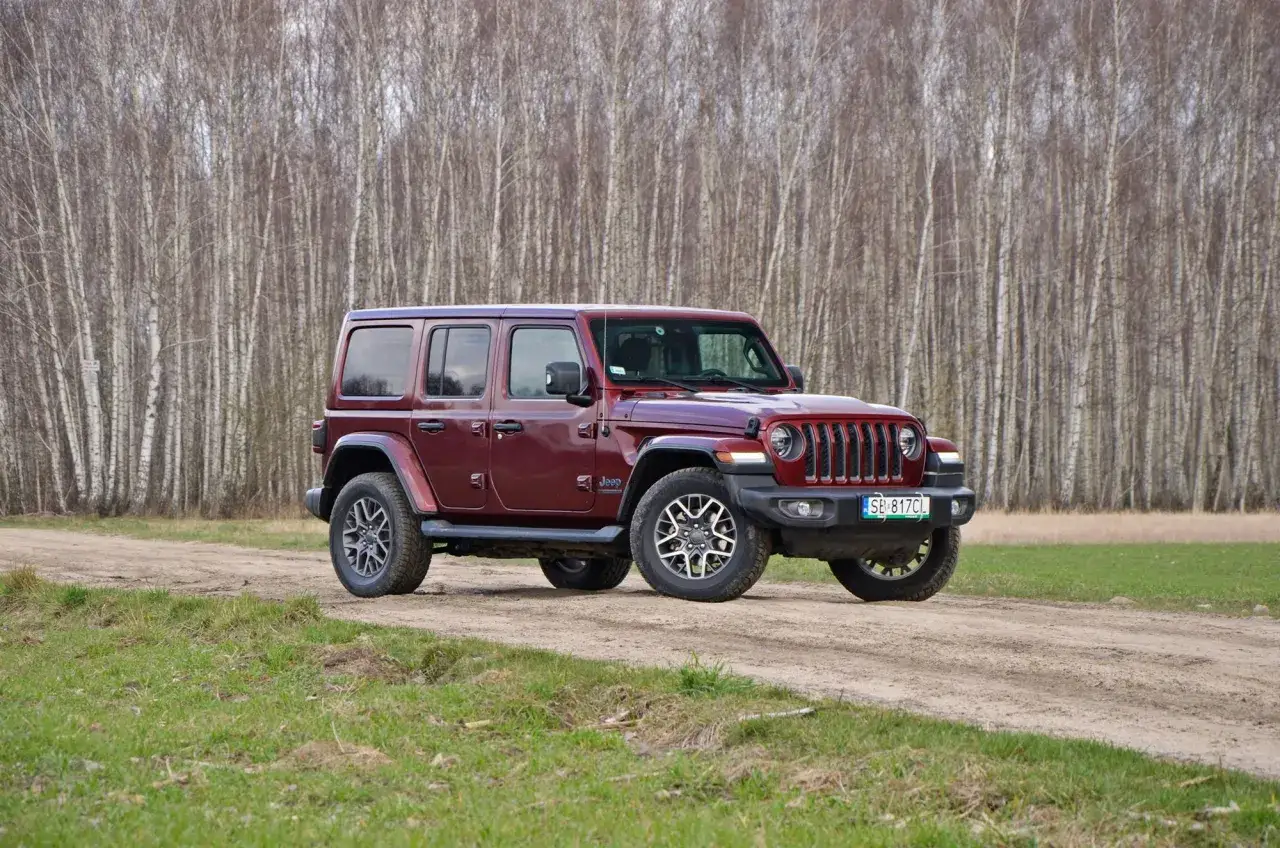 Ile pali Jeep Wrangler? Sprawdź spalanie w mieście, na trasie i mieszane