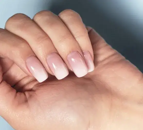 Baby boomer różowy - Delikatny manicure, zawsze na topie w modzie