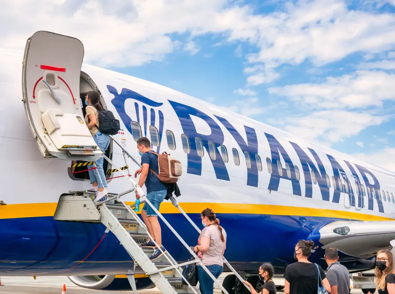 Usługi Ryanair: Jak unikać ukrytych opłat i podróżować mądrze?