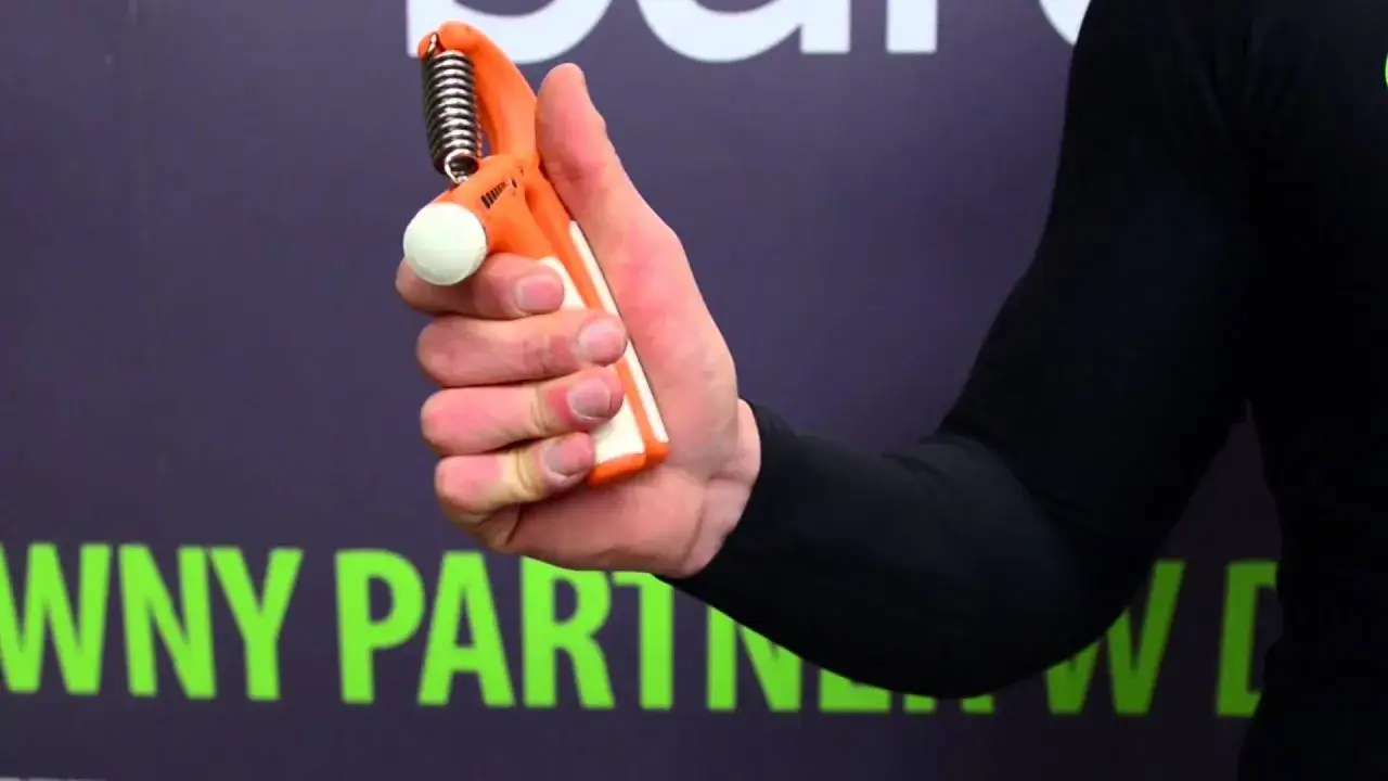 Jak ćwiczyć ze ściskaczem do rąk, aby uniknąć kontuzji i wzmocnić chwyt