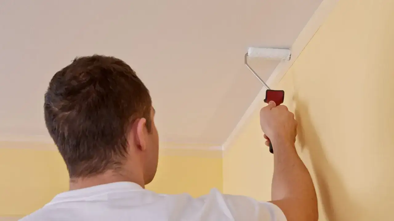 Po jakim czasie malować drugi raz sufit? Poznaj kluczowe zasady schnięcia