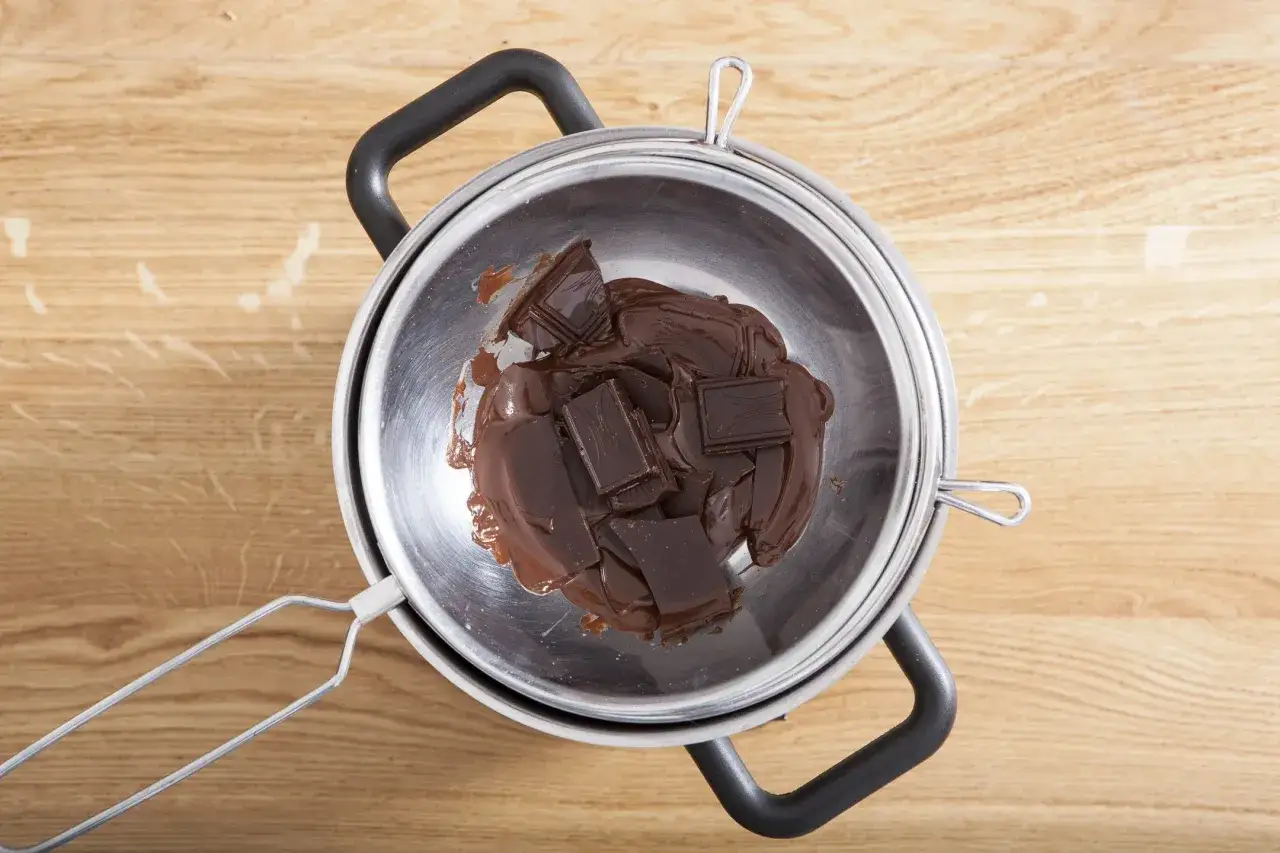 Wiórki czekoladowe jak zrobić – proste metody na idealne dekoracje