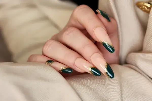 Jakie paznokcie do zielonej sukienki – idealne kolory na każdą okazję