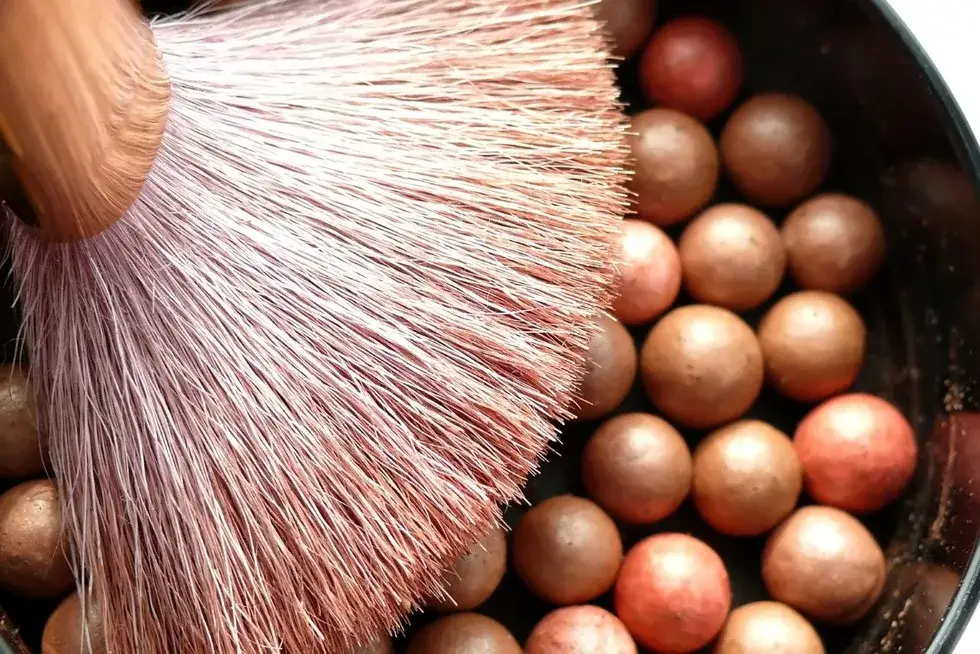 Perełki rozświetlające do twarzy – jak uzyskać naturalny blask?