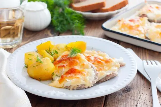 Co z szynki na obiad? Pyszne przepisy, które zaskoczą Twoich gości