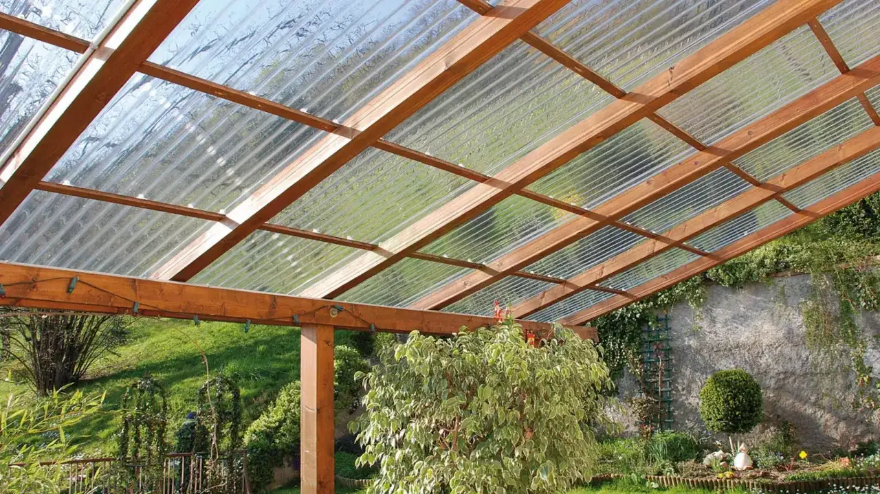 Dach z poliwęglanu: montaż krok po kroku. Uniknij typowych błędów!